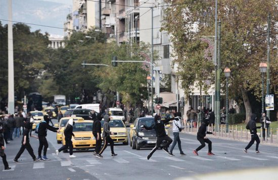Επεισόδια στη Νομική – Κλειστοί οι γύρω δρόμοι