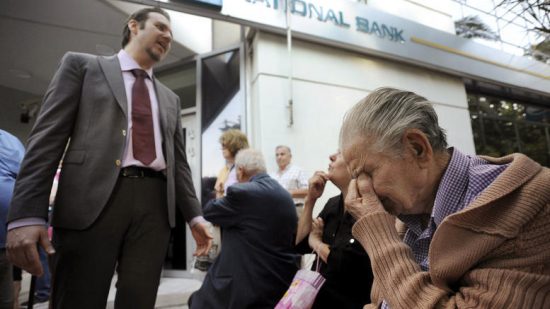 Έκτακτο επίδομα: Εικόνες ντροπής για 300 ευρώ