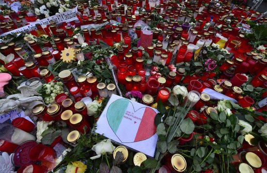 Τρομοκρατική επίθεση στο Βερολίνο:  Κεριά και λουλούδια για τους νεκρούς της χριστουγεννιάτικης αγοράς