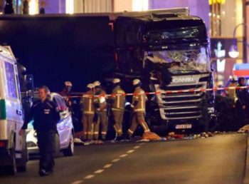 Βερολίνο ώρα μηδέν: 12 οι νεκροί – Ανέλαβε την ευθύνη ο ISIS, συνελήφθη ο οδηγός του μοιραίου φορτηγού
