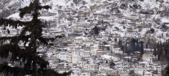 Καιρός: Σφοδρή χιονοθύελλα πλήττει το Πήλιο – Δείτε που αλλού χρειάζεστε αλυσίδες