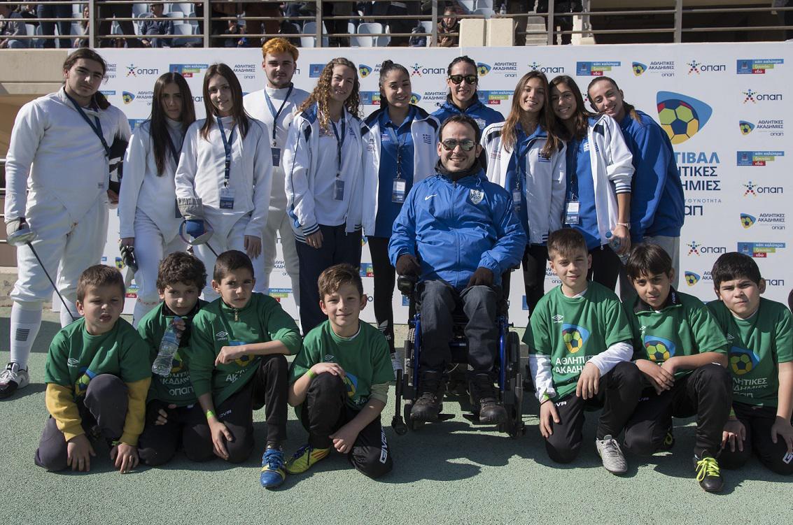 Παιδιά από τις Αθλητικές Ακαδημίες ΟΠΑΠ με τον παραολυμπιονίκη Γρηγόρη Πολυχρονίδη, τη συνοδό του στους αγώνες Κατερίνα Πατρώνη, τη διεθνή κολυμβήτρια του ΑΝΟΓ Γλυφάδας Άννα – Μαρία Νάσσιου, αθλήτριες της συγχρονισμένης κολύμβησης του ΝΟ Ηρακλείου και αθλητές και αθλήτριες του τμήματος ξιφασκίας της Γυμναστικής Ένωσης Ηρακλείου.