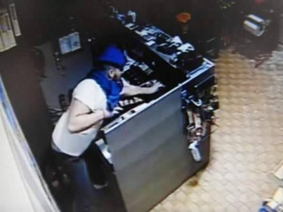 Η κάμερα ασφαλείας «τσάκωσε» τον διαρρήκτη που εισέβαλε σε βενζινάδικο στη Μεσσηνία (video)