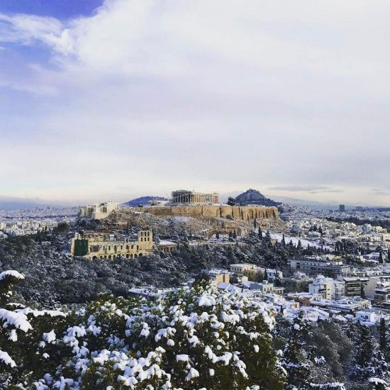 Το γύρο του κόσμου κάνει η χιονισμένη Ακρόπολη – Δείτε φωτογραφίες και video