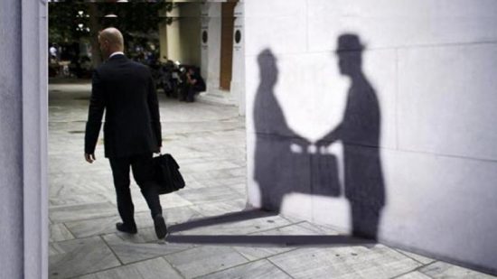 Έρευνα ΕΥ: Στην τρίτη θέση η Ελλάδα σε διαφθορά στις επιχειρήσεις