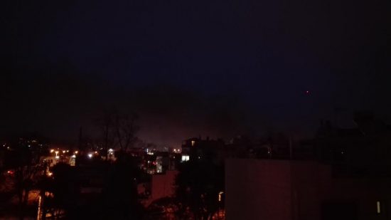 Συναγερμός στην πυροσβεστική: Μεγάλη φωτιά σε υπαίθρια αποθήκη ελαστικών στον Ταύρο (upd) (pics + video)