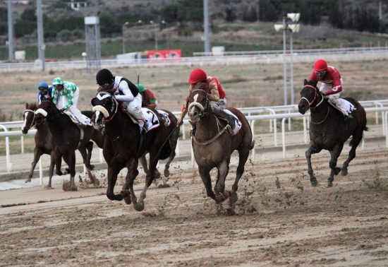 Πόλος έλξης ο ιππόδρομος στο Μαρκόπουλο παρά το πολικό ψύχος