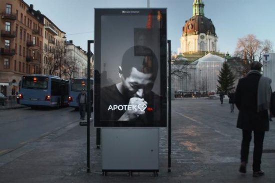 Η διαφήμιση που σαρώνει: Περνάς καπνίζοντας δίπλα από την αφίσα και αρχίζει να βήχει (video)