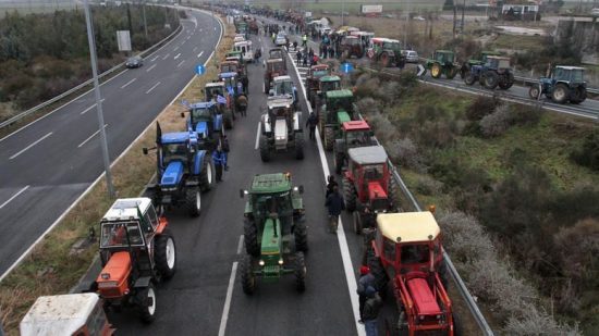 Με διώξεις αγροτών προσπαθεί να σπάσει τα μπλόκα η κυβέρνηση