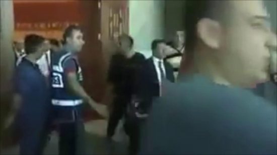 Συγκλονιστικό video: Στην Τουρκία κατεβάζουν τους δικαστές από τα έδρανα