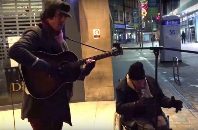 Άστεγος αστεγος μουσικη τραγουδάει δρόμο