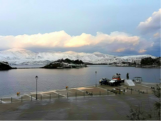 Σε δραματική κατάσταση οι Οινούσσες – Χωρίς τηλέφωνα και επικοινωνίες οι κάτοικοι του νησιού (video)