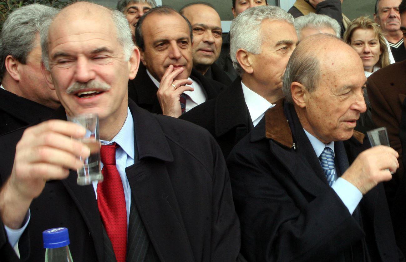 Άγριο πέσιμο Σημίτη σε Παπανδρέου: «Έκανες λάθος στο πρώτο μνημόνιο»