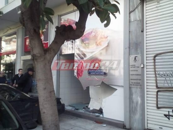Πάτρα: Αυτοκίνητο μπήκε σε κατάστημα μετά από σύγκρουση με άλλο όχημα (pics + video)
