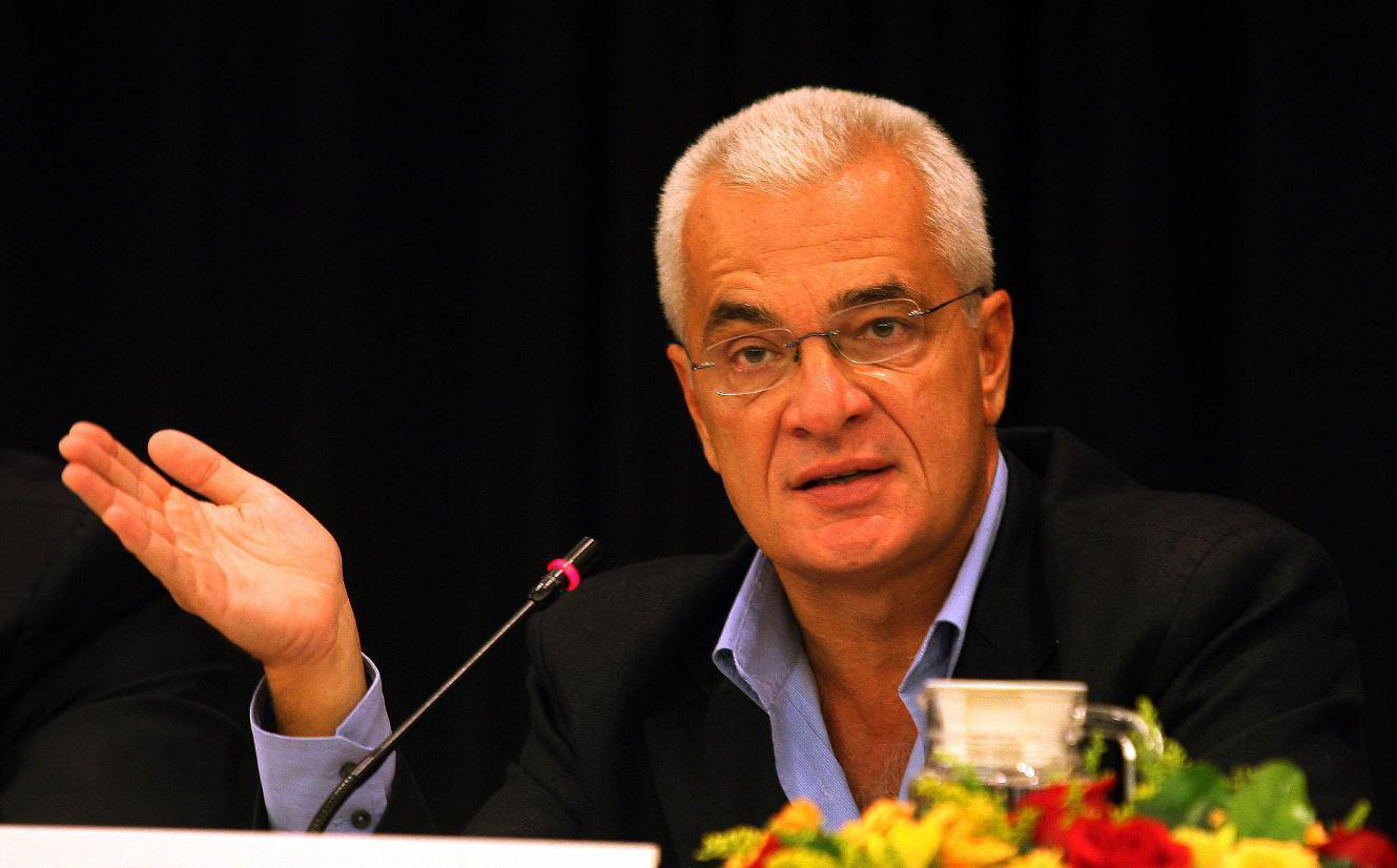Το πρώτο άρθρο του Γιάννη Πρετεντέρη στον ΔΟΛ (υπό την ηγεσία του Β. Μουλόπουλου) «Μια φορά κι έναν καιρό ήταν τρία γουρουνάκια…».