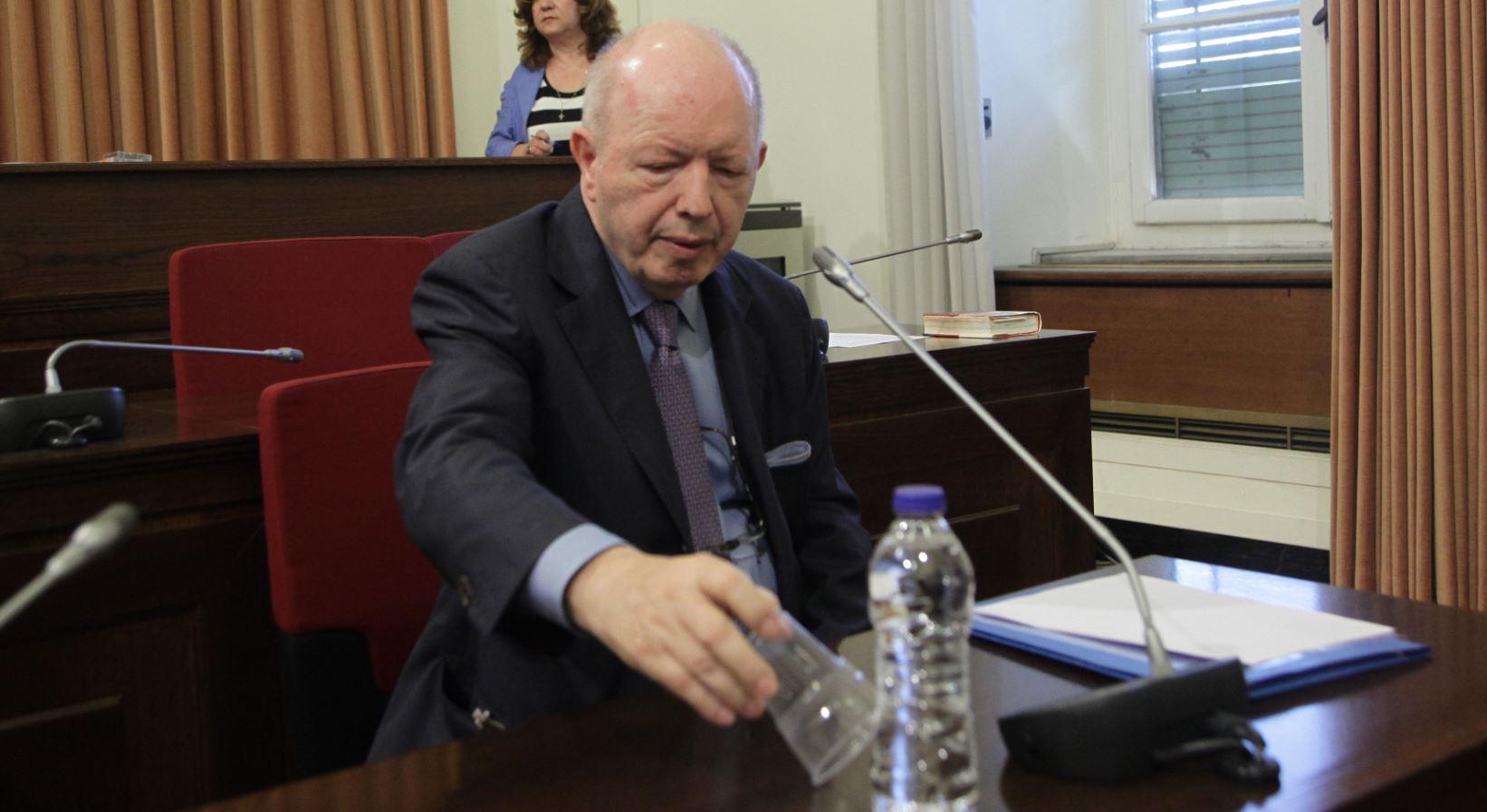 Σταύρος Ψυχάρης: Στο γραφείο του εν μέσω θύελλας για τις κόρες και τα «παιχνίδια» του