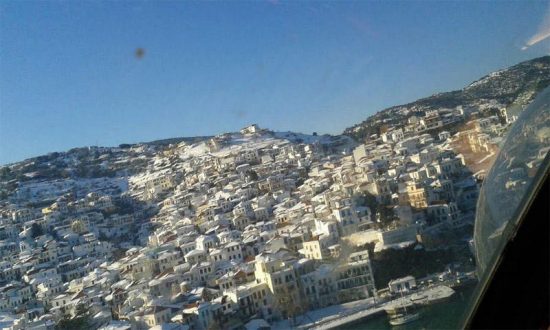 Εντυπωσιακά βίντεο: Τα Super Puma σώζουν εγκλωβισμένους από την Σκόπελο (video)