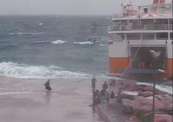 Απίθανο video! Καπετάνιος «δαμάζει» τα κύματα και δένει στο λιμάνι της Σικίνου!