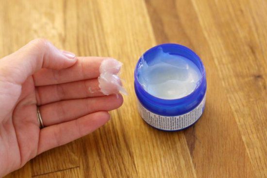 Βάζει λίγο Vicks επάνω σε μια σκελίδα σκόρδο… Ο λόγος; Θα μετανιώσετε που δεν το ξέρατε νωρίτερα!
