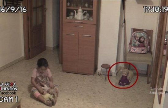 Τρομακτικό βίντεο! Οι ανατριχιαστικές εικόνες με το κοριτσάκι και την «αόρατη» παρέα του
