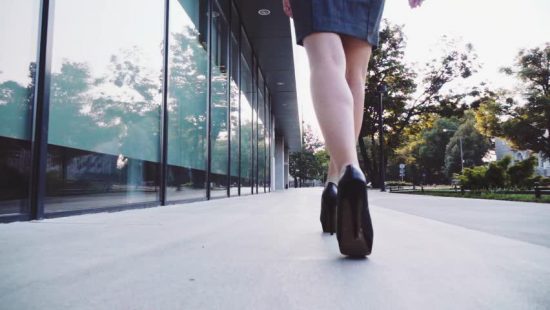 Γυναίκα υπόσχονταν σεξ σε ηλικιωμένους, τους υπνώτιζε και τους λήστευε