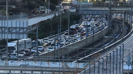 Τροχαίο με νταλίκα στην Αττική Οδό – Κλειστές τρεις λωρίδες