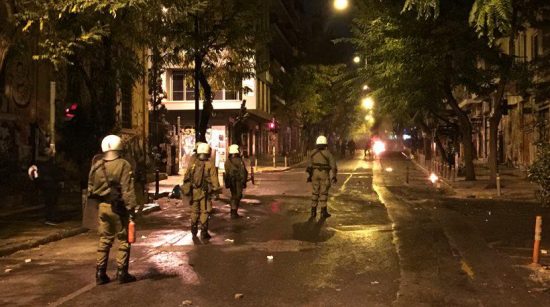 Πολυτεχνείο: Πετροπόλεμος με κουκουλοφόρους και διμοιρία των ΜΑΤ