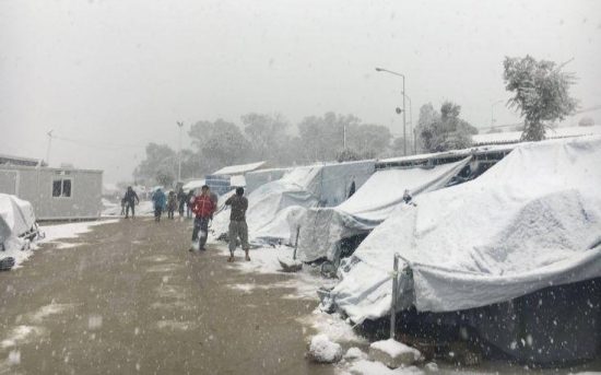 Απομακρύνονται από τoν Ελαιώνα 200 πρόσφυγες – Λύγισαν οι σκηνές από το χιόνι