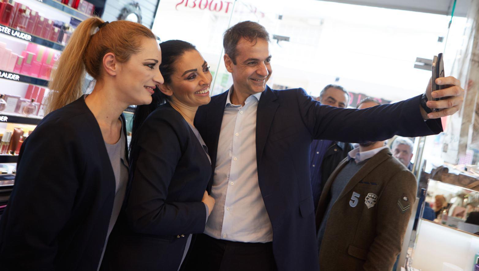 Οι “selfies” του Κυριάκου Μητσοτάκη στη Λέσβο! (14 φωτογραφίες)