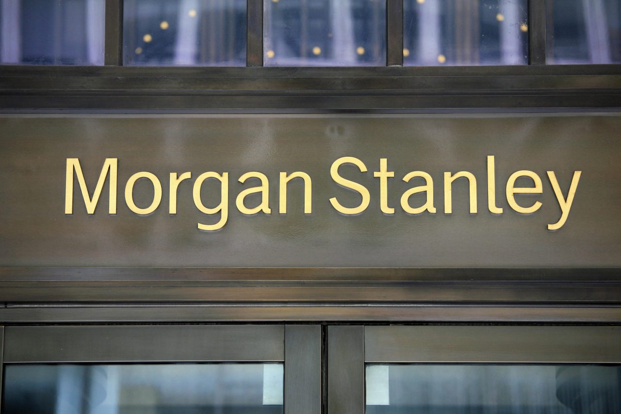 Λογότυπο της Morgan Stanley στην πρόσοψη κτηρίου