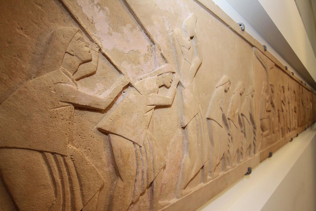 Η ζωφόρος του Χρήστου Καπράλου «Η καλλιέργεια και η επεξεργασία του καπνού» στο Μέγαρο της Βουλής.