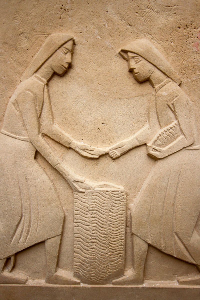 Το μνημειώδες έργο, ύψους 60 εκατ. και συνολικού μήκους 9,8 μέτρων, απεικονίζει τις καθημερινές εργασίες και ασχολίες των εργατών στα καπνοχώραφα.