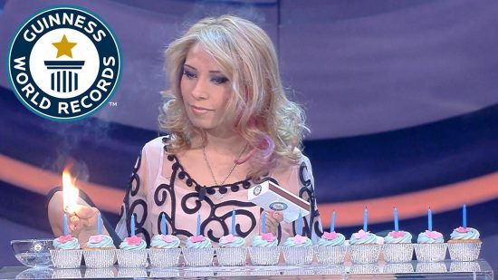 Viral: Η Adriana Hernández στο ρεκόρ γκίνες για το πιο γρήγορο άναμμα κεριών με τα πόδια (video)