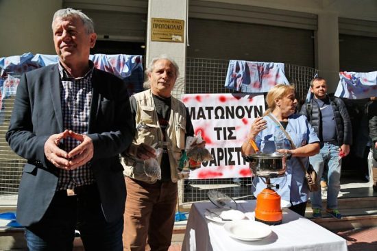 Λιποθυμίες στο υπουργείο Υγείας – Οι εργολαβικοί εργαζόμενοι άπλωσαν «ματωμένα» ρούχα (video)