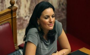 Όλγα Κεφαλογιάννη: Σκυλάδικο και σταυροβελονιά