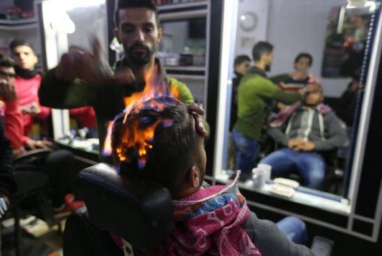 Ενδυνάμωση των μαλλιών με… φωτιά; Μια παράδοξη τεχνική