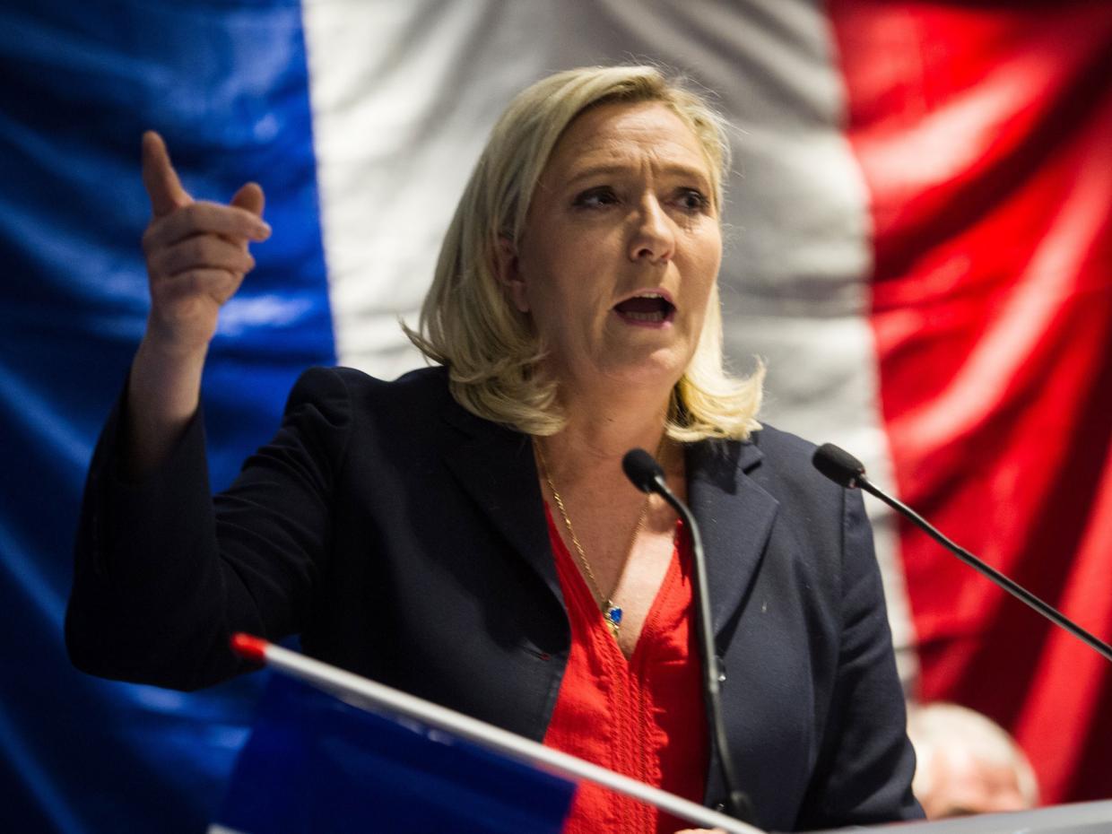 H Μαρίν Λεπέν μιλά μπροστά από μια γαλλική σημαία