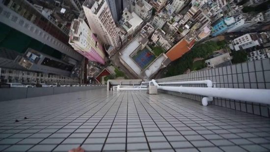 Αψηφά το θάνατο κάνοντας παρκούρ σε ουρανοξύστη! (video)