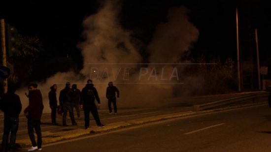Tα video με τις κόντρες και τα άγρια επεισόδια στη Βάρκιζα που κάνουν το γύρο του διαδικτύου