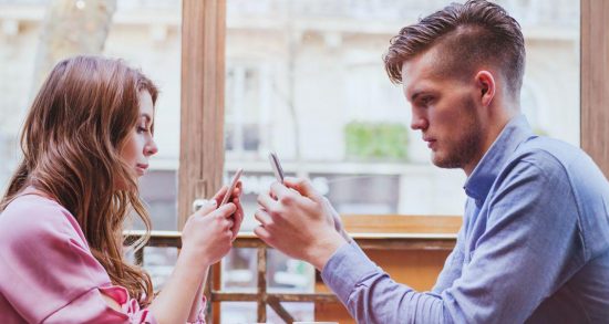 Phubbing το… άτιμο: Τι είναι και πώς καταστρέφει τις σχέσεις