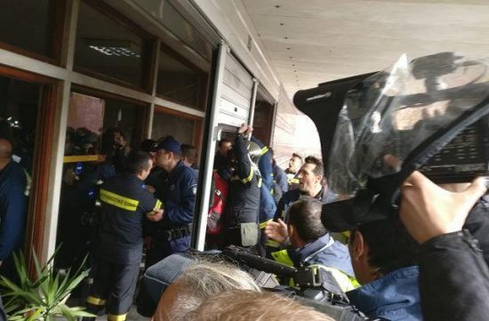 Γυαλιά – καρφιά τα έκαναν οι πυροσβέστες- Έφτασαν στο γραφείο της Γεροβασίλη (pics + video)