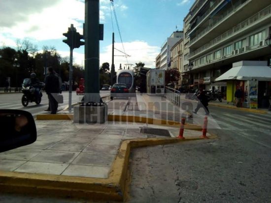 Σύνταγμα: Οδηγός πάρκαρε το ΙΧ του στις ράγες του τραμ και έφυγε