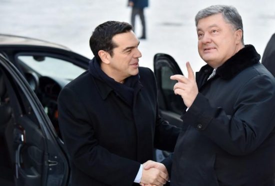Viral: Ο Τσίπρας άφησε τον Πρόεδρο της Ουκρανίας και… πήγε για νερό (video)