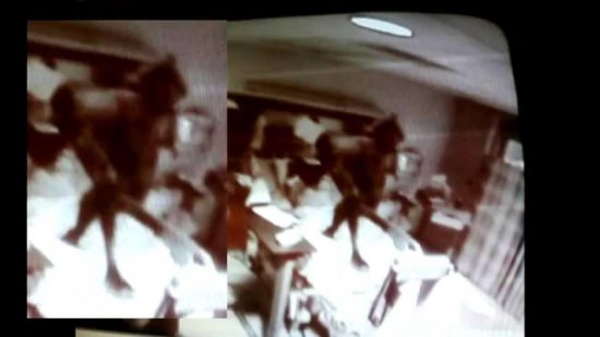 Σοκαριστικό: Νοσοκόμα «έπιασε» on camera οντότητα να «χορεύει» σε ασθενή που πεθαίνει (video)