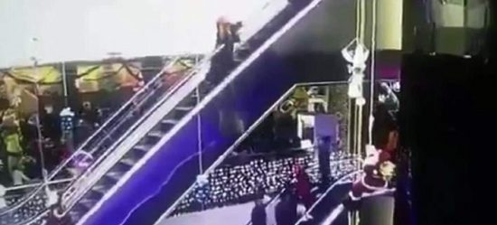 ΣΟΚ: Μητέρα χάνει από τα χέρια το παιδί της και κάνει βουτιά θανάτου από ύψος 12 μέτρων (video)