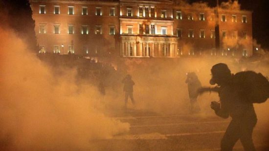 Χαμός στη Βουλή! «Ντου» ΑΕΚτζήδων και συμπλοκές με τα ΜΑΤ