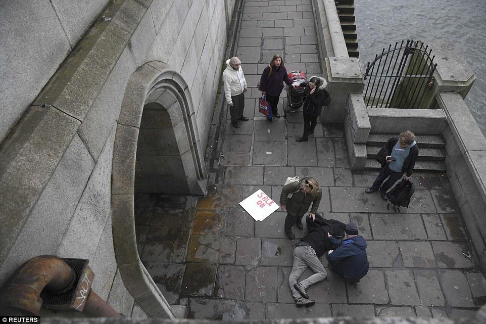 3E87468300000578-4338998-A_man_lies_injured_on_the_footpath_under_Westminster_Bridge_foll-a-163_1490204858214