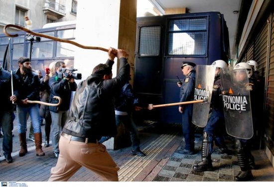 Χαμός έξω από το υπουργείο Αγροτικής Ανάπτυξης: Γυαλιά καρφιά τα έκαναν οι αγρότες (video)