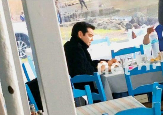 Τα ξενύχτια του Τσίπρα στην Αίγινα: Το γεύμα δίπλα στη θάλασσα και η selfie με μασκαρά ντυμένο Μέρκελ
