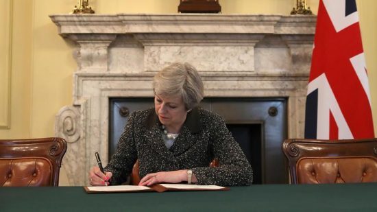 Brexit: H Mέι υπέγραψε την επιστολή για την ενεργοποίηση του άρθρου 50